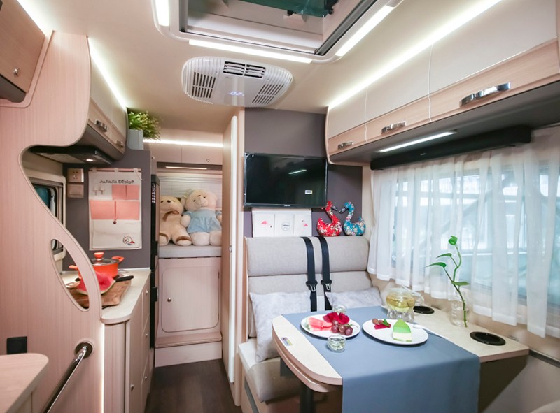 喜歡自駕游，不知道怎么選房車，看看這款四驅房車